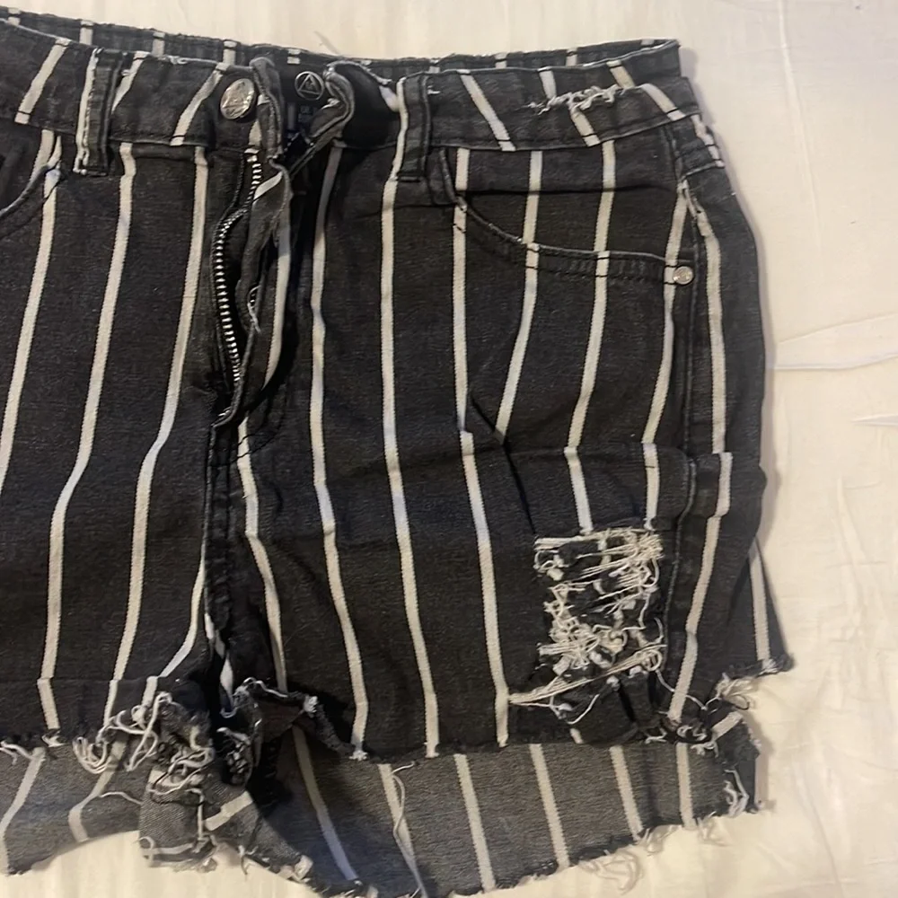 Striped Shorts Ripped High Rise - Picture 2 of 4